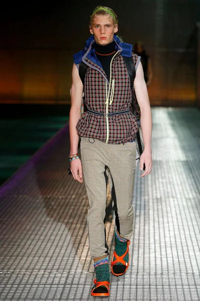 Look 17